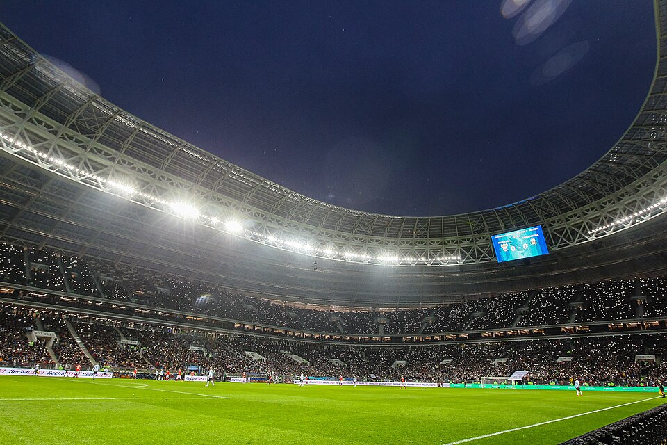 Estadio de fútbol en Argentina al anochecer