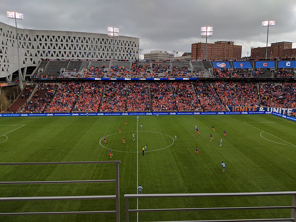Pantalla de cuotas en vivo durante un evento de fútbol