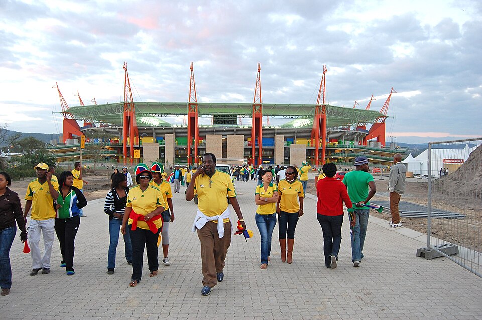 Aficionados mirando un partido decisivo en un bar deportivo