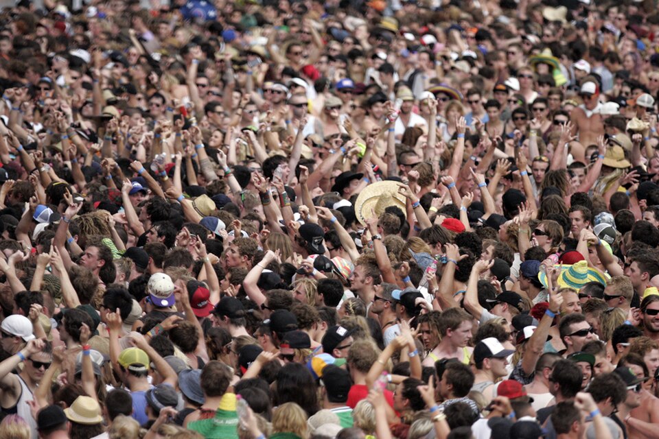 Tribunas llenas en un partido nocturno de alto voltaje