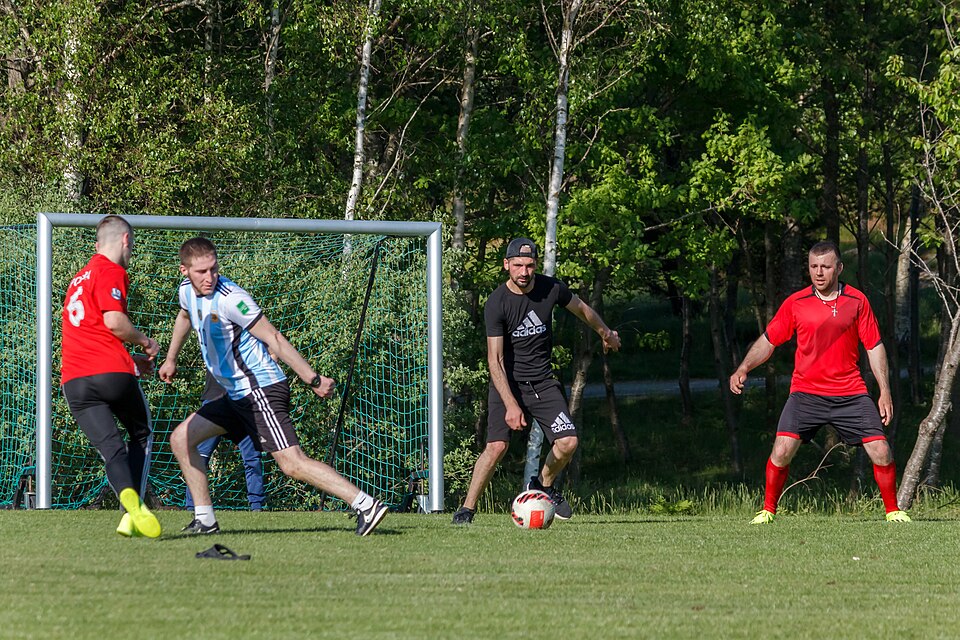 Hinchas viendo un partido de Premier League en un bar deportivo