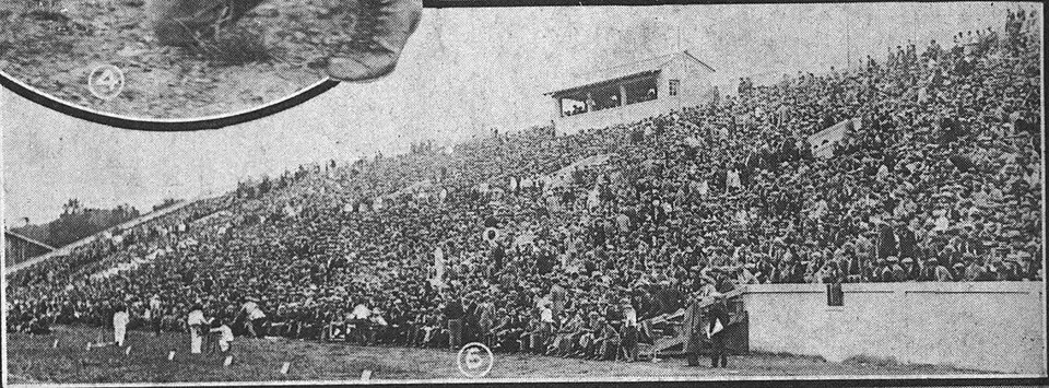 Hinchas viendo un partido con tensión antes del pitazo final