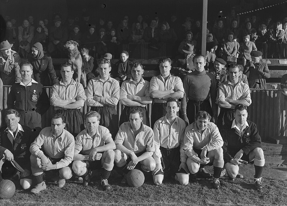 Hinchas mirando un partido internacional en un bar deportivo