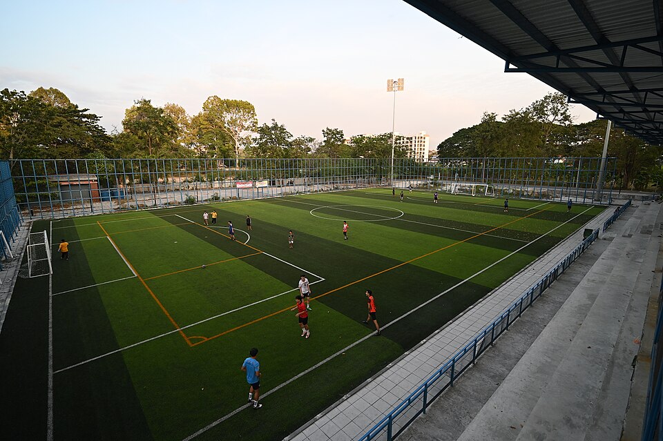 Estadio de fútbol iluminado durante partido nocturno en Argentina