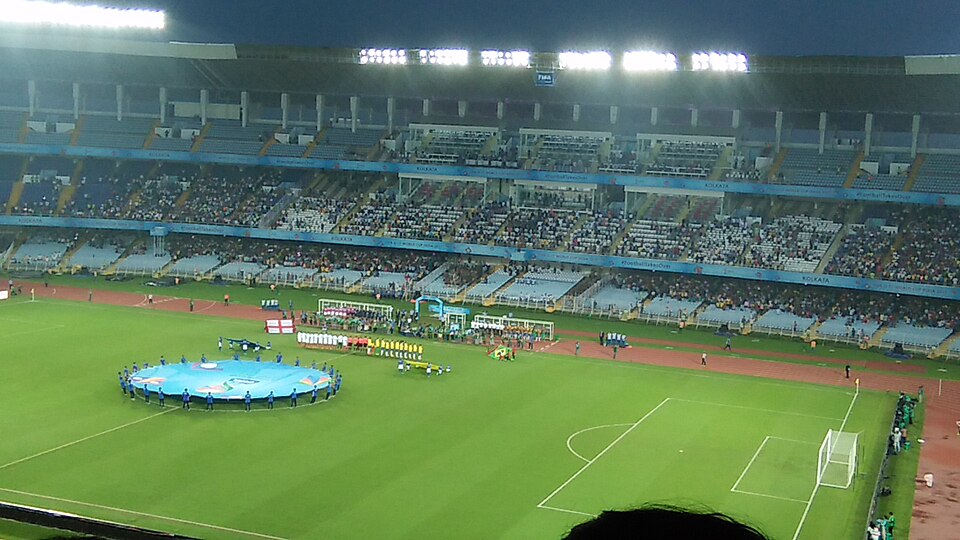 Vista nocturna de un estadio brasileño con público