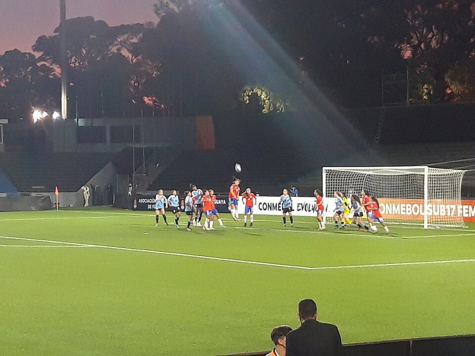 Jugadores en círculo antes de un partido, mostrando unión y motivación grupal.