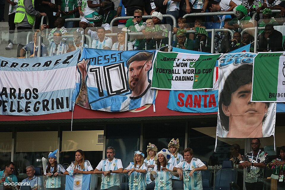 Hinchas argentinos con banderas en la tribuna